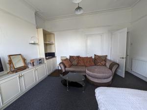 uma sala de estar com um sofá e uma mesa em SINGLETON SHORT STAYS R7r5 em Swansea