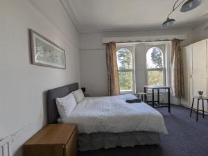 1 dormitorio con cama y ventana en SINGLETON SHORT STAYS R7r5, en Swansea