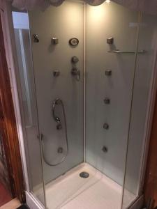 prysznic ze szklaną obudową w łazience w obiekcie Casa térrea no centro da Cidade, antiga adega! w mieście Borba
