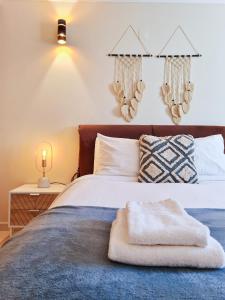 ein Schlafzimmer mit einem weißen Bett mit einem blauen Teppich in der Unterkunft SÍTIO DO RAPOSO - Carvoeiro - WiFi, AC, Beach & Center 200m in Carvoeiro