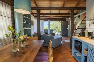 a living room with a couch and a table at Villa Sayuri in Barra de Ibiraquera
