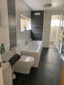 łazienka z wanną, toaletą i umywalką w obiekcie Entire Bungalow with 2 car Parking.Stunning views w mieście Bath