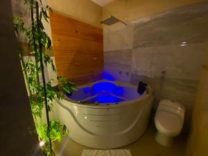 ein Badezimmer mit einer großen Badewanne, einem WC und einem WC. in der Unterkunft Suite Apart Miraflores in Piura