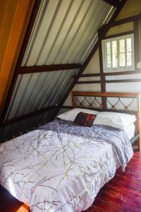 ein Schlafzimmer mit einem Bett im Dachgeschoss in der Unterkunft Cabaña entre las montañas santa cruz Penonomé in Penonomé
