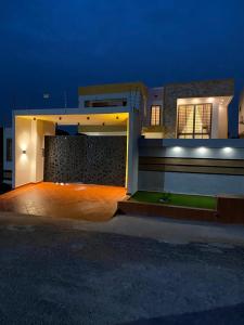 una casa di notte con le luci accese di Luxe Vista Villa a Kumasi