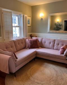 1 sofá grande en una sala de estar con ventana en Contented Cottage - 2 Bedrooms, Zone 5, en Buckhurst Hill