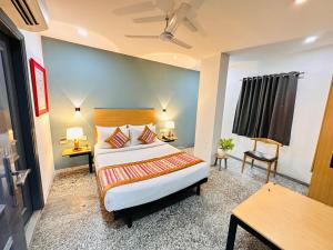 um quarto de hotel com uma cama, uma secretária e uma cadeira em Hotel Golden Saffron - Punjabi Bagh Delhi em Nova Deli