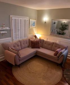 sala de estar con sofá y alfombra en Contented Cottage - 2 Bedrooms, Zone 5, en Buckhurst Hill