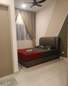 uma cama num quarto com uma ventoinha de tecto em Homesbyfs Youth City KLIA em Nilai
