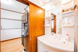 uma casa de banho com um lavatório e um espelho em Himawari em Tóquio