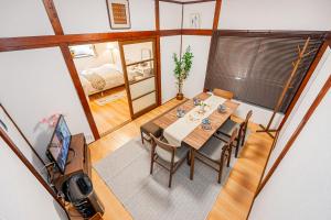 une salle à manger avec une table et des chaises dans l'établissement Himawari, à Tokyo