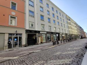 une rue vide devant un immeuble dans l'établissement 2StepsFromHelsinkiRailwayStation, à Helsinki
