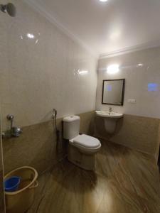 Et badeværelse på HOTEL SAHANA CASTLE