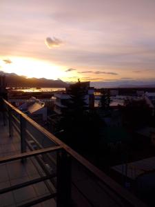 puesta de sol desde el balcón de un edificio en KUBO Patagonia en Ushuaia