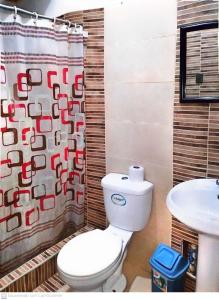 łazienka z toaletą i umywalką w obiekcie RentvistaVerde w mieście Tarapoto