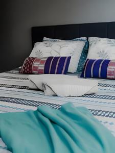 2 camas con almohadas en un dormitorio en Studio Thai na praia en Imbituba