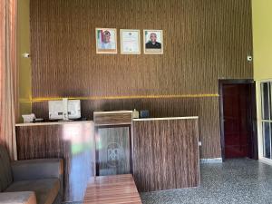un vestíbulo con una sala de espera con una mesa en First Royal Beam Hotel, en Makurdu