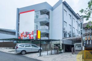 バンドンにあるFortuna Hotel & Residence by My Hospitalityの建物の前に駐車された車