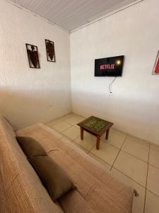 una camera con un letto e un tavolo a muro di Residência Saquarema a Saquarema