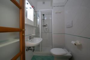 弗洛里的住宿－Sogno Blu，一间带水槽、卫生间和淋浴的浴室
