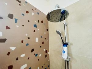a shower with a wall with hearts on it at MAVÌ in Leverano +18 photos