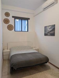 Apartamento Casa Balina في دوركال: غرفة نوم بيضاء بها سرير ونافذة