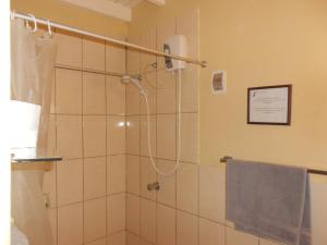 a bathroom with a shower with a blue towel at Kanata Properties 2 in Lima