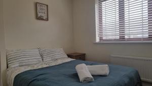 En eller flere senge i et værelse på Rotherham,Meadowhall,Magna,Utilita Arena,with WIFi and Driveway