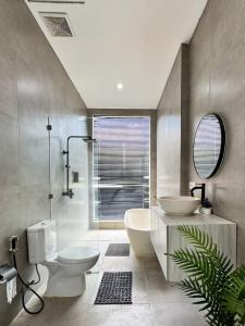 een badkamer met een toilet en een wastafel bij Villa Linns in Kerobokan