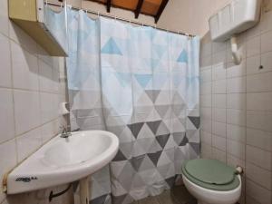 Vannituba majutusasutuses Casa familiar estilo colonial a metros del lago