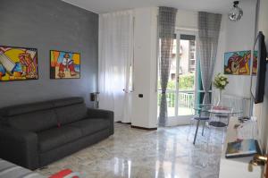 - un salon avec un canapé et une table en verre dans l'établissement Green Quercia Apartment, à Côme