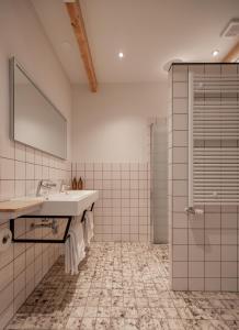 een badkamer met een wastafel en een douche bij B&B Kroontjesduin in Den Helder