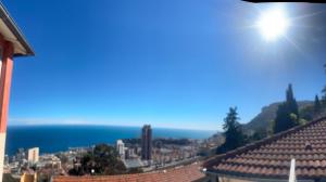 ボーソレイユにあるNew Monaco Penthouse Stunning sea viewの建物の屋根から海の景色を望む