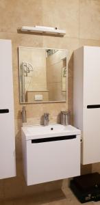 列日的住宿－Sleep and Dream，浴室设有白色水槽和镜子