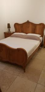 列日的住宿－Sleep and Dream，卧室内的一张木床,配有白色床垫
