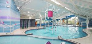 - une grande piscine dans un grand bâtiment dans l'établissement Captivating 3-Bed Cabin in Prestonpans, à Prestonpans