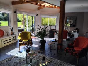- un salon avec des chaises et une table dans l'établissement CHAMBRE CHAMPÊTRE, à Angrie