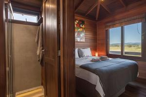 a small bedroom with a bed and a window at Casa dos Imbês - Frente ao Mar in Barra de Ibiraquera