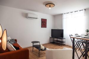 Μια τηλεόραση ή/και κέντρο ψυχαγωγίας στο L’Abstrait-gare/centre, neuf, tout équipé