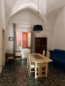 - une salle à manger avec une table et des chaises dans l'établissement Soggiorno nel cuore della Puglia, à Copertino