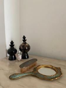 une table en bois avec une brosse et un objet noir dans l'établissement Soggiorno nel cuore della Puglia, à Copertino