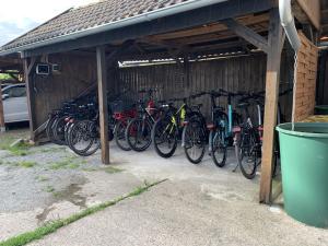Ein Haufen Fahrräder, die in einer Garage geparkt sind. in der Unterkunft Pension Müritzblick in Gotthun