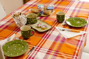 une table avec des assiettes et des tasses vertes dans l'établissement Bed & Breakfast Da Eliana, à Molinella