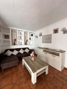 een woonkamer met een bank en een tafel bij Nerja's center Apartment in Nerja