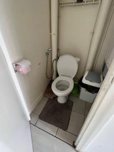 - une petite salle de bains avec toilettes dans une cabine dans l'établissement sweet room, à Garges-lès-Gonesse