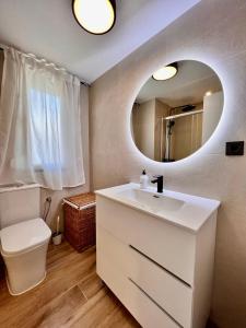 a bathroom with a white sink and a mirror at Bioca l Apartamento 2 habitaciones I Primera Línea de Playa l Peñíscola in Peñíscola