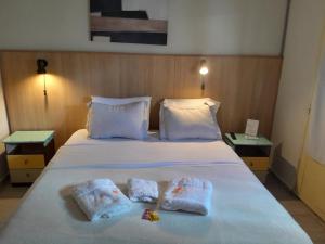 Una habitación de hotel con una cama con toallas. en Ríos que nos unen en Colonia del Sacramento