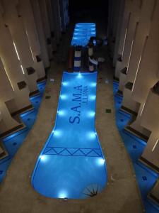 una piscina con luces azules en el suelo en SAMA Beach Resort, en Hurghada