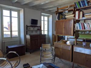 um quarto com uma secretária, uma cadeira e livros em Ratto del Gallo em Stresa