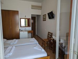Postel nebo postele na pokoji v ubytování HELEN'S ROOMS